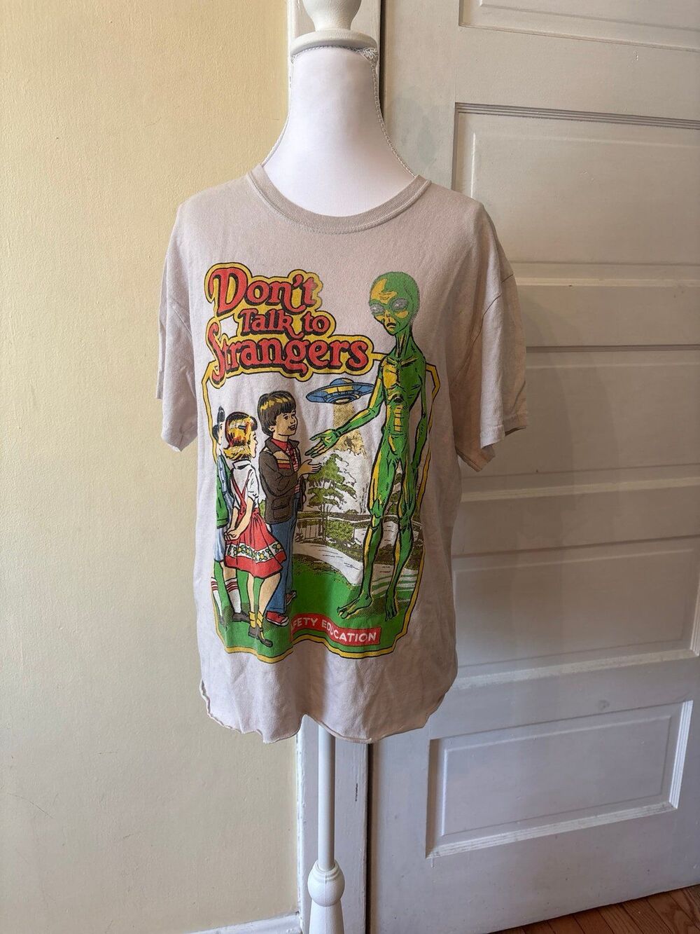 Graphic tee tshirt alien white crewneck oversized basic juniors cotton classic